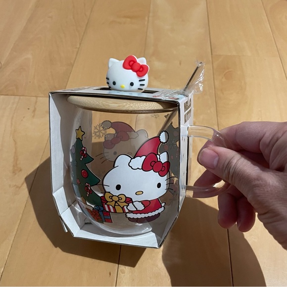 New hello kitty holiday mug with lid and spoon - Picture 4 of 6
